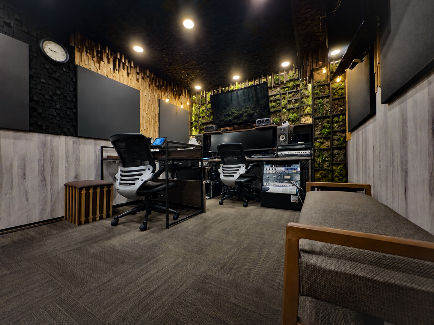 STUDIO BENGUAR のコントロールルーム。古材の壁と間接照明、木製のミキシングデスク。